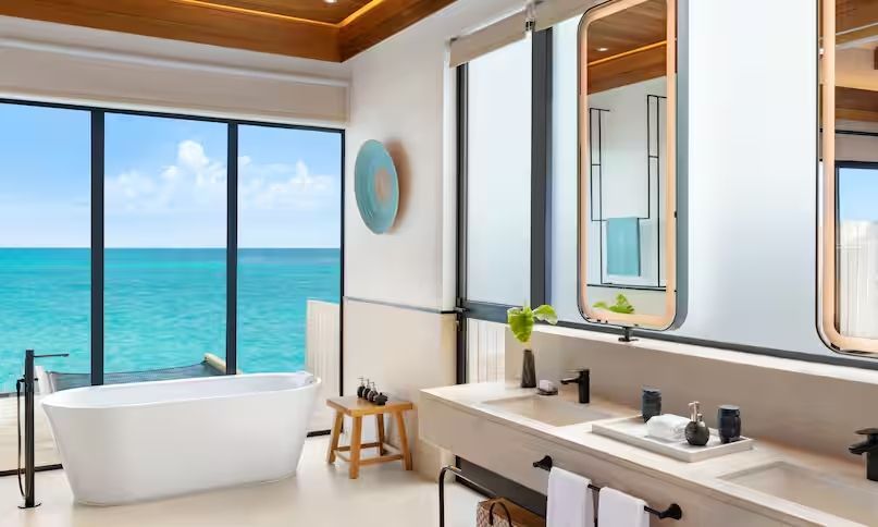Elegantes Badezimmer mit freistehender Badewanne und Meerblick