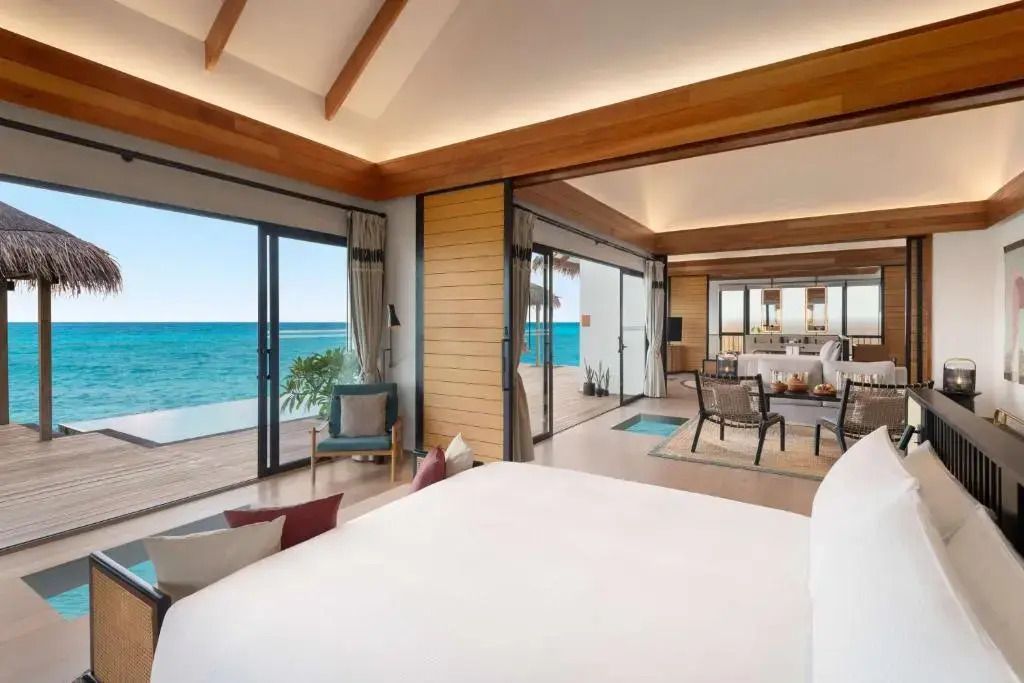 Weitläufige Villa mit Terrasse und Meerblick im Hilton Maldives Amingiri Resort.