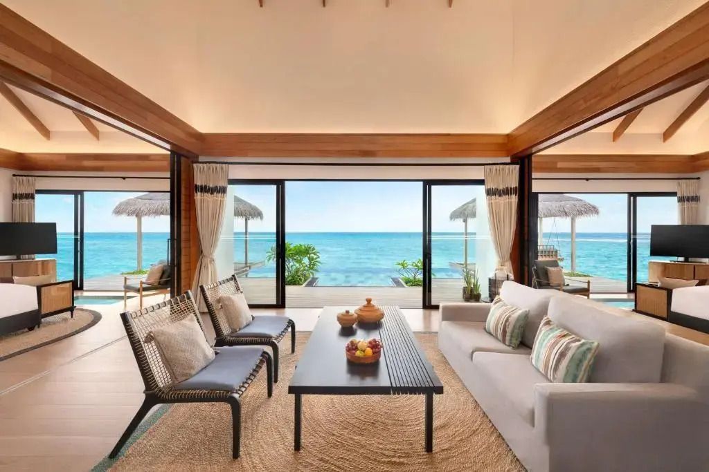 Wohnbereich der Villa mit Blick auf das Meer und direktem Zugang zur Terrasse.