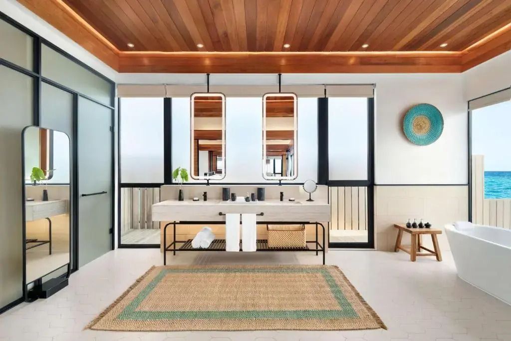 Helles Badezimmer mit Doppelwaschbecken und moderner Einrichtung.
