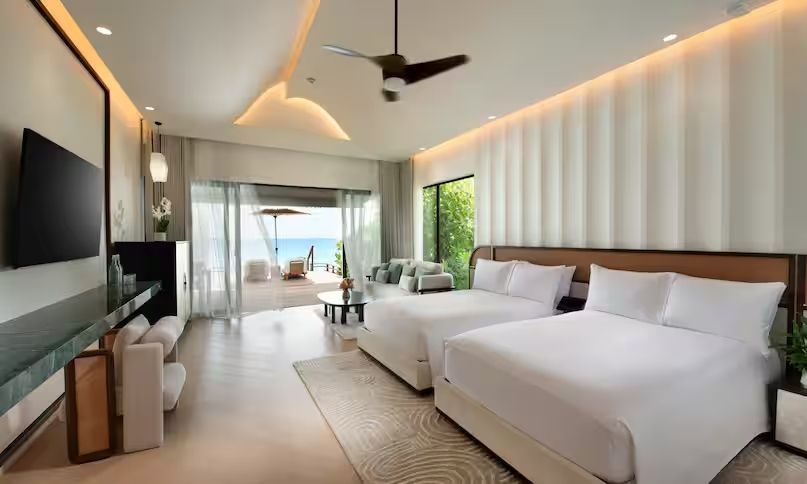 Luxuriöses Zimmer mit zwei Betten, Meerblick und privater Terrasse.