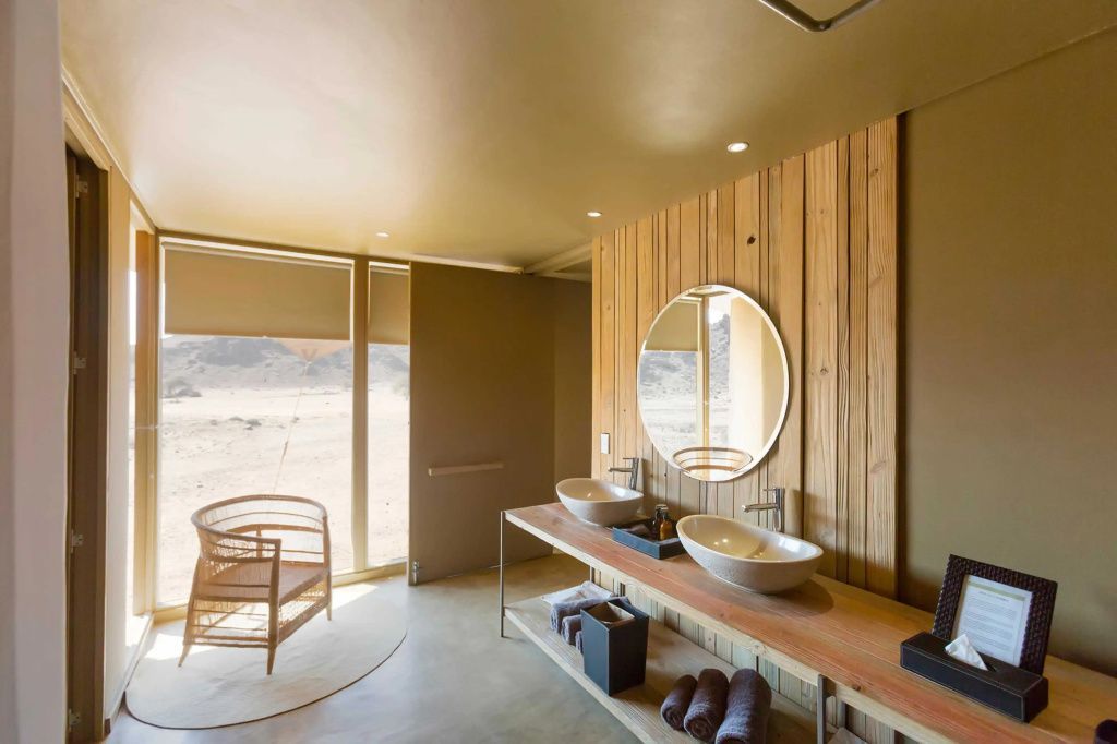 Elegantes Badezimmer mit runden Spiegeln und natürlichem Holzdesign