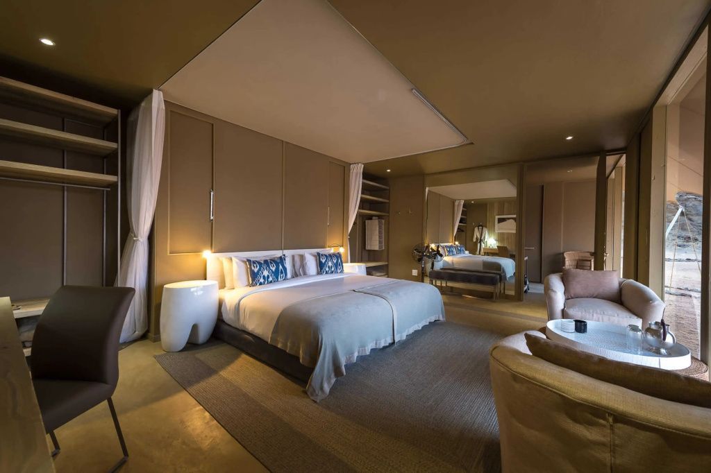 Gemütliches Schlafzimmer mit Doppelbett und sanftem Beleuchtungskonzept