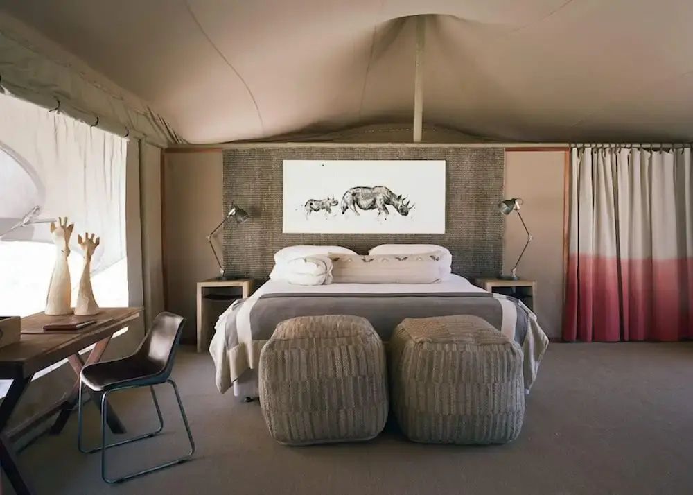 Gemütliches Schlafzimmer in einem Zelt des Hoanib Valley Camps mit stilvoller Dekoration