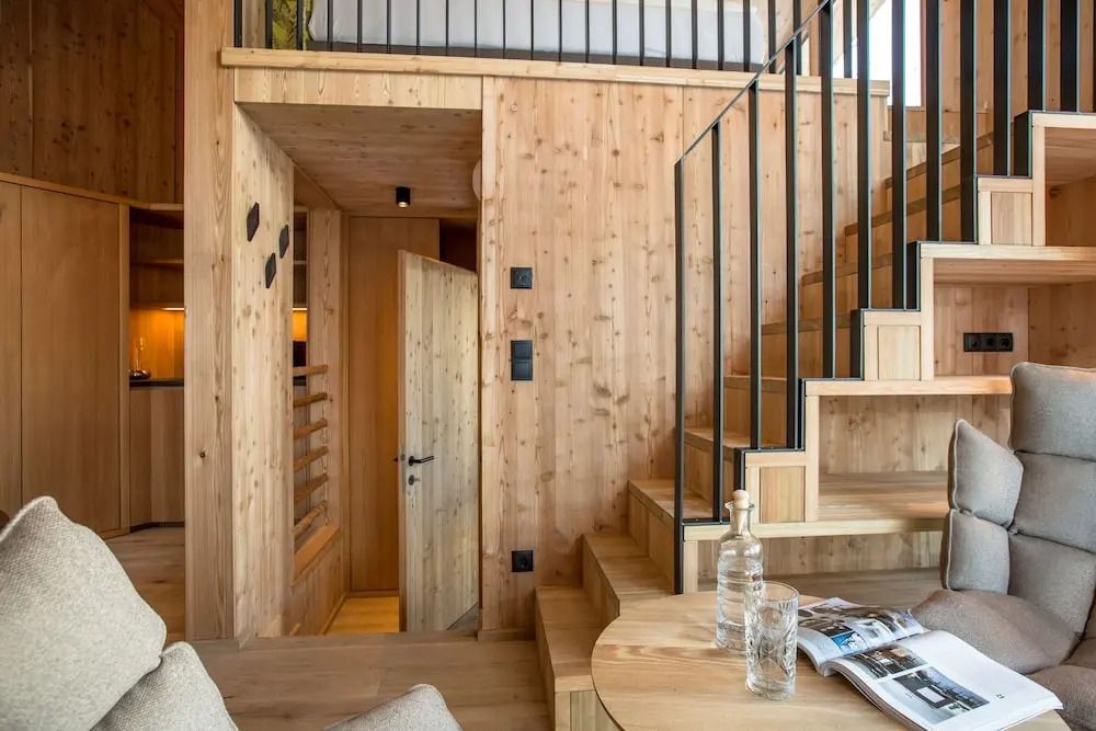 Treppenaufgang aus Holz mit modernen Details in einem Chalet.