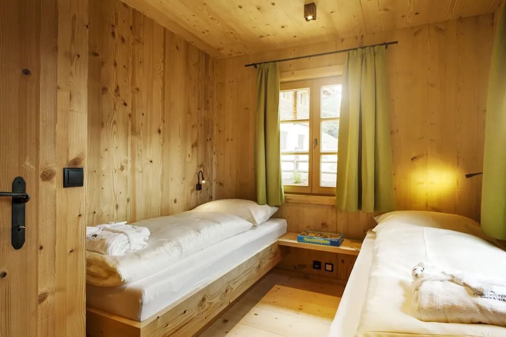 Schlafzimmer mit zwei Einzelbetten aus hellem Holz