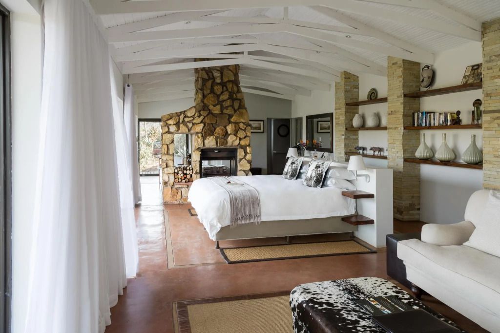 Luxus Suite mit offenem Kamin und moderner Einrichtung im Hopewell Private Game Reserve.