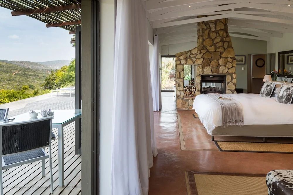 Heller Innenraum der Luxus Suite mit Kamin und Blick auf die Terrasse.