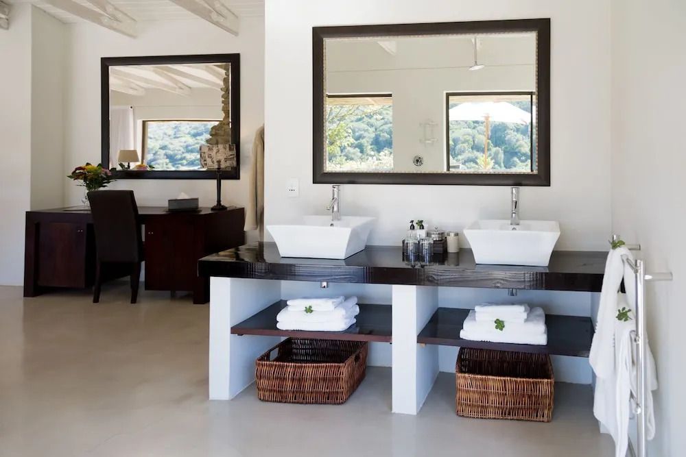 Elegant eingerichtetes Badezimmer mit Doppelwaschtisch im Hopewell Private Game Reserve.