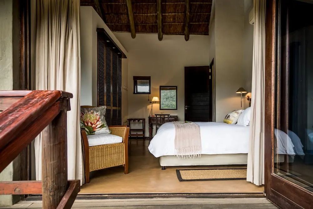 Gemütliches Schlafzimmer mit Doppelbett und Sitzbereich in der Standard Suite