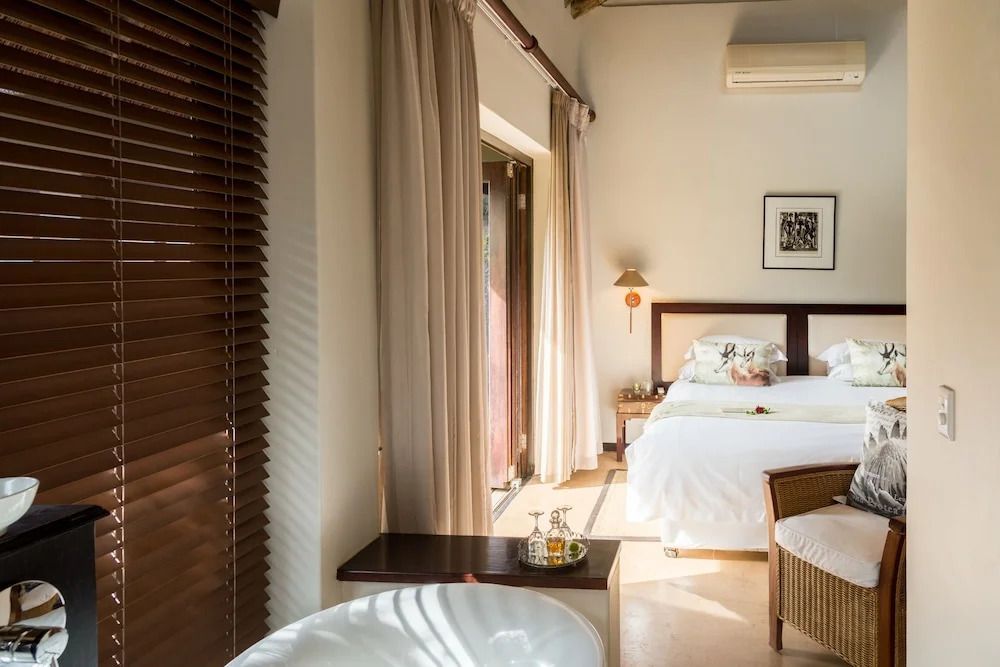 Helles Schlafzimmer mit Zugang zur Terrasse und modernen Annehmlichkeiten