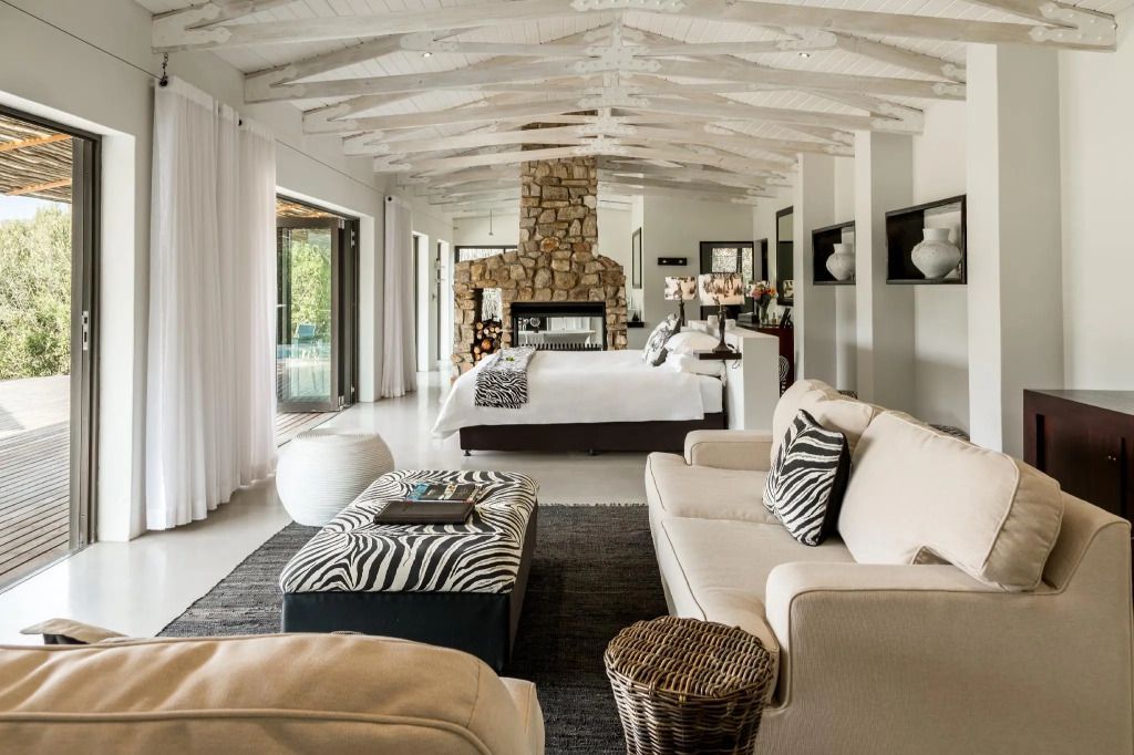 Elegante Suite mit Steinofen und modernen Möbeln im Hopewell Private Game Reserve