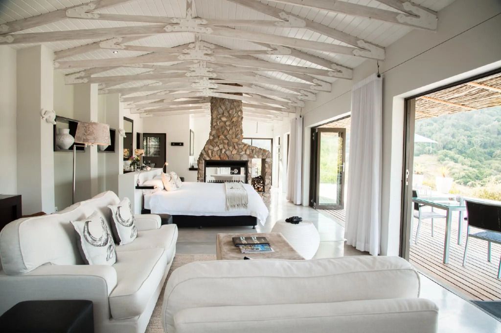 Moderne Suite mit Kamindesign und komfortablen Sitzgelegenheiten im Hopewell Private Game Reserve