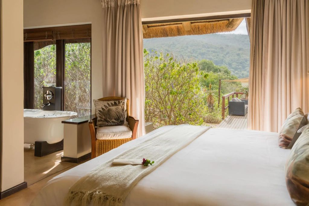 Gemütliches Schlafzimmer mit Ausblick in die Natur im Hopewell Private Game Reserve
