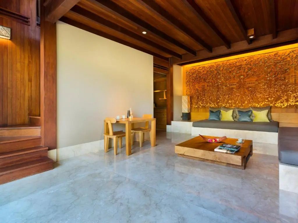 Wohnbereich mit Holzinterieur und elegantem Design
