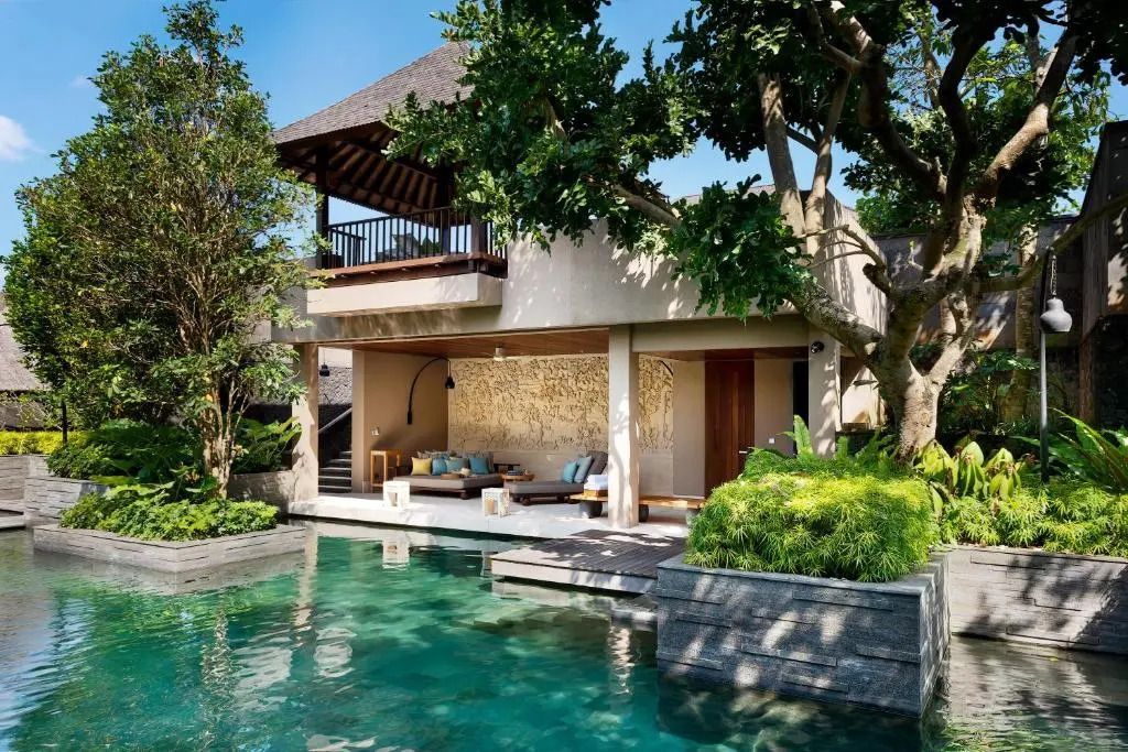 Villa mit privatem Pool umgeben von üppigem Grün