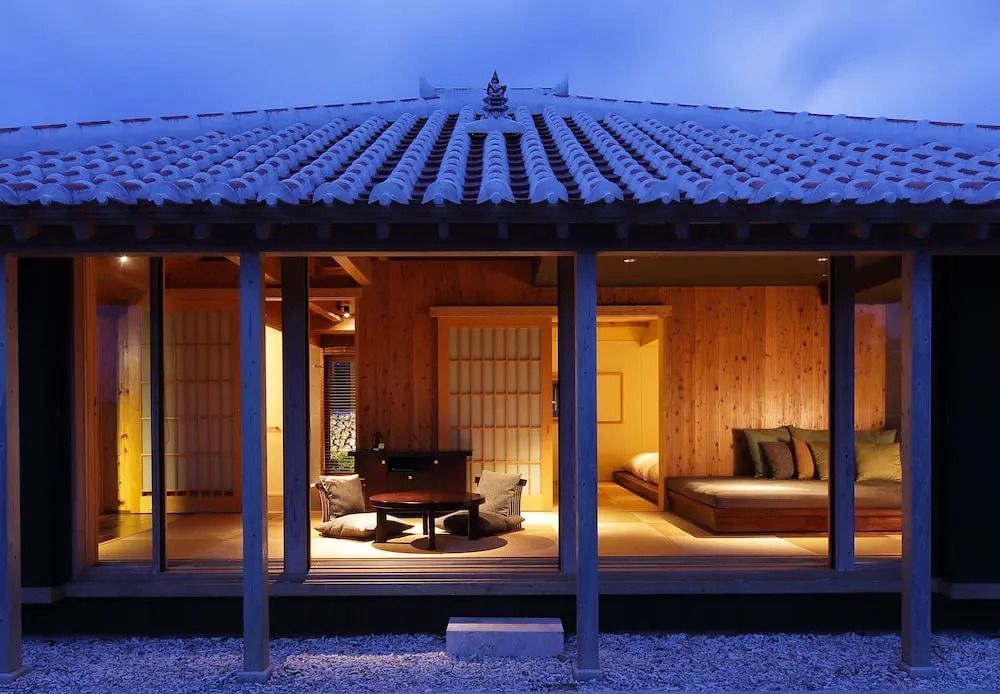 Traditionelle japanische Villa mit beleuchtetem Innenraum bei Dämmerung