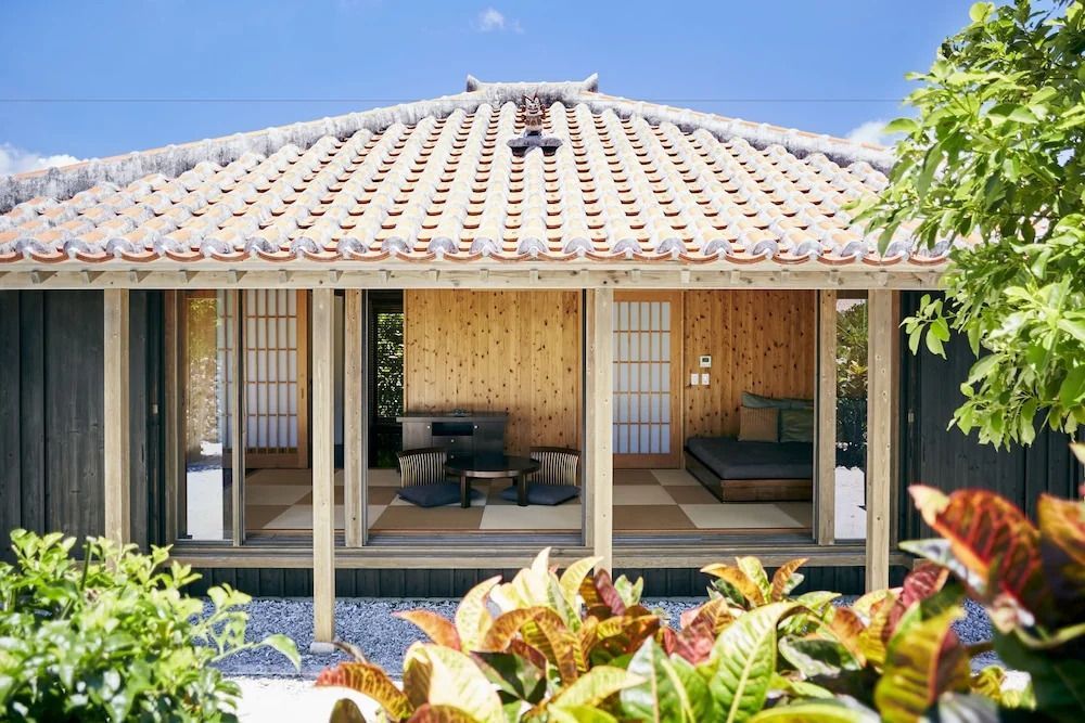 Japanische Villa mit traditionellem Dach, umgeben von Garten