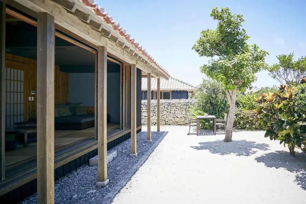 Seitlicher Blick auf japanische Villa mit Baum und Tisch im Garten