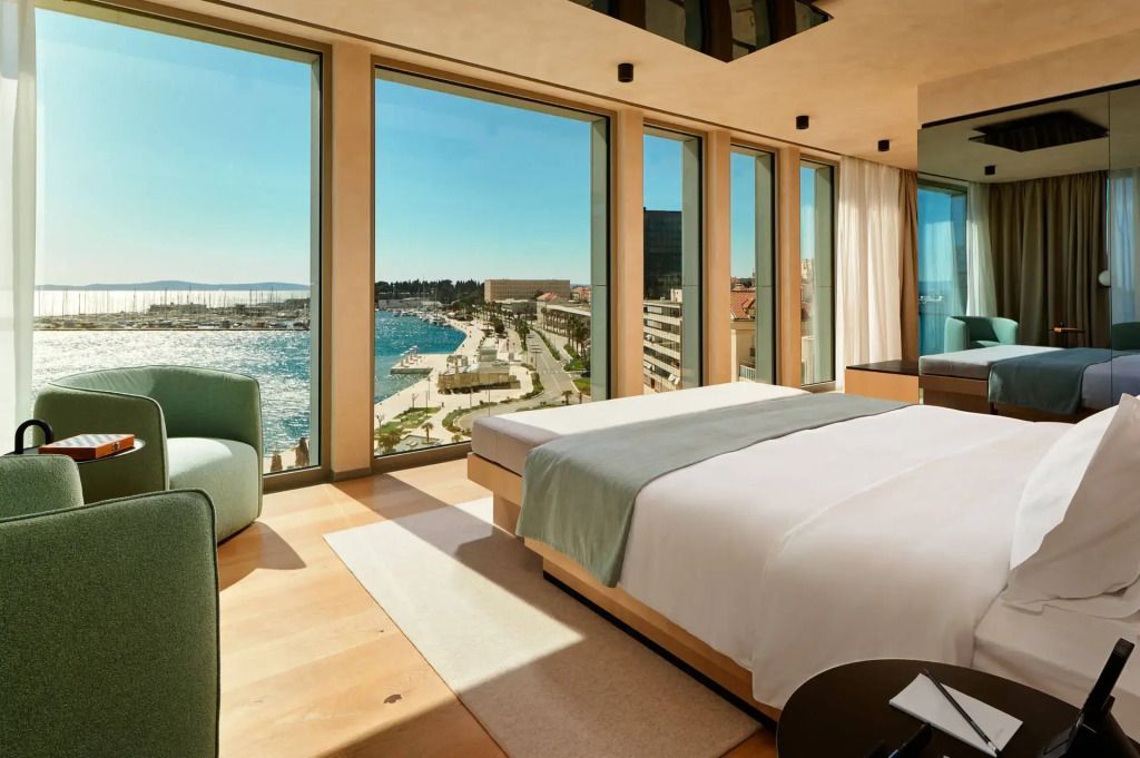 Helles Zimmer mit großem Fenster und Blick auf das Meer sowie die Umgebung