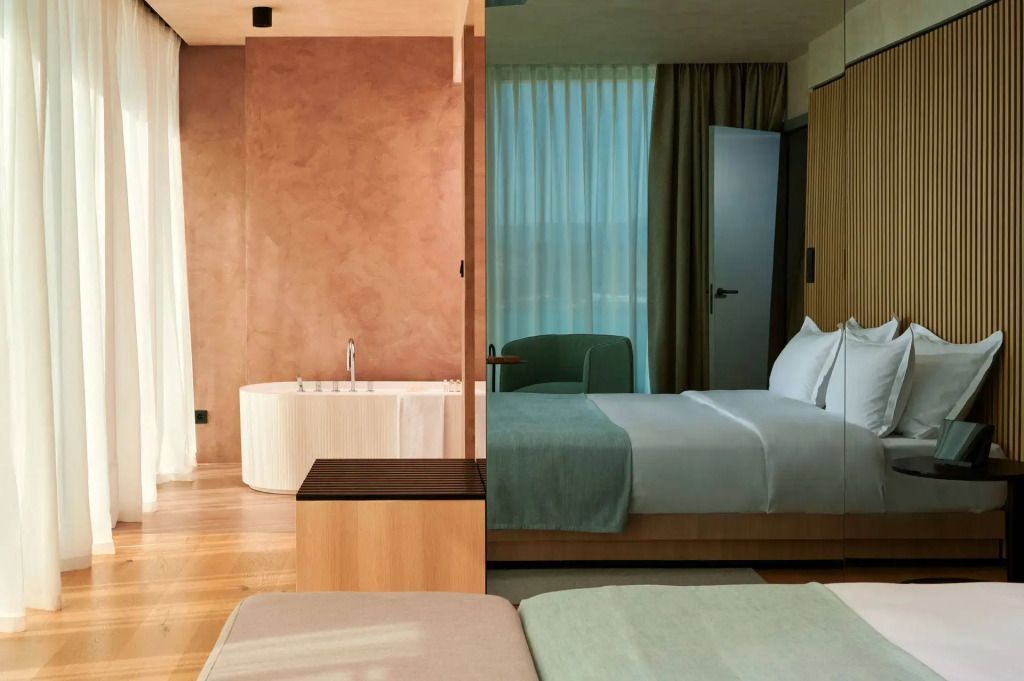 Luxuriöses Zimmer mit freistehender Badewanne und eleganten Details