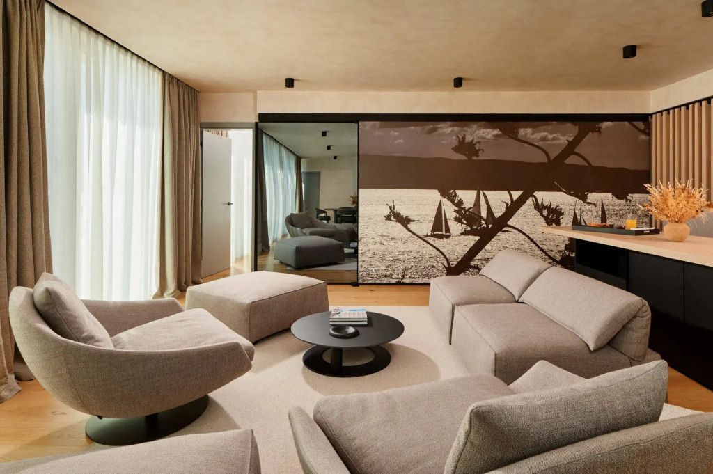 Gemütliche Lounge mit modernen Möbeln und dekorativer Wandkunst