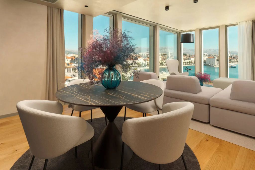 Elegantes Wohnzimmer mit großen Fenstern und Blick auf die Stadt Split