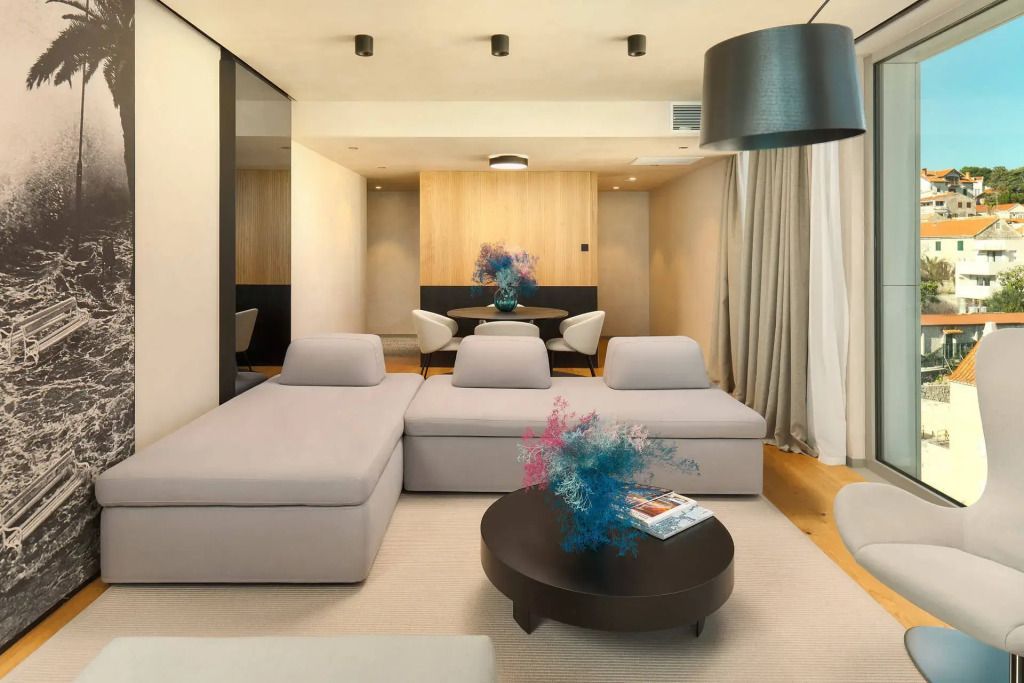 Moderne Lounge mit stilvollen Sofas in hellem Ambiente