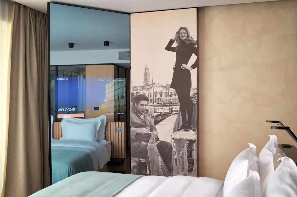 Geschmackvoll eingerichtetes Hotelzimmer mit stilvoller Fotografie im Hintergrund.