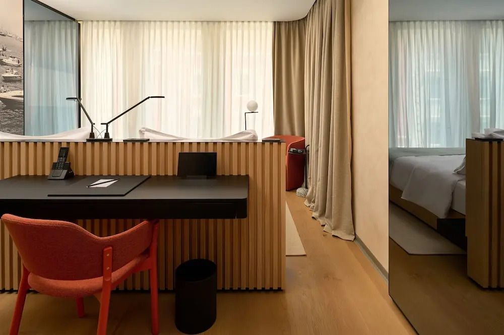 Elegant eingerichteter Arbeitsbereich im Hotelzimmer mit Schreibtisch.