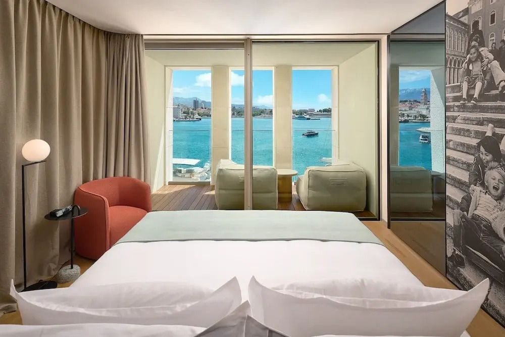 Modernes Doppelzimmer mit Meerblick und stilvoller Sitzecke