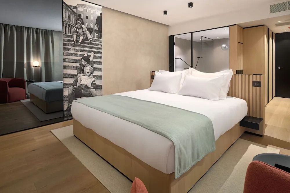 Gemütliches Schlafzimmer mit elegantem Dekor und stilvollem Wandbild