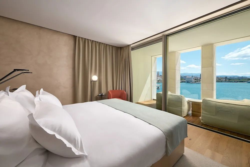 Elegantes Schlafzimmer mit Blick auf die Küste und modernen Annehmlichkeiten