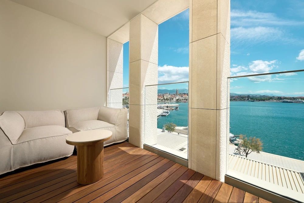 Stilvoller Balkon mit moderner Lounge und Meerblick