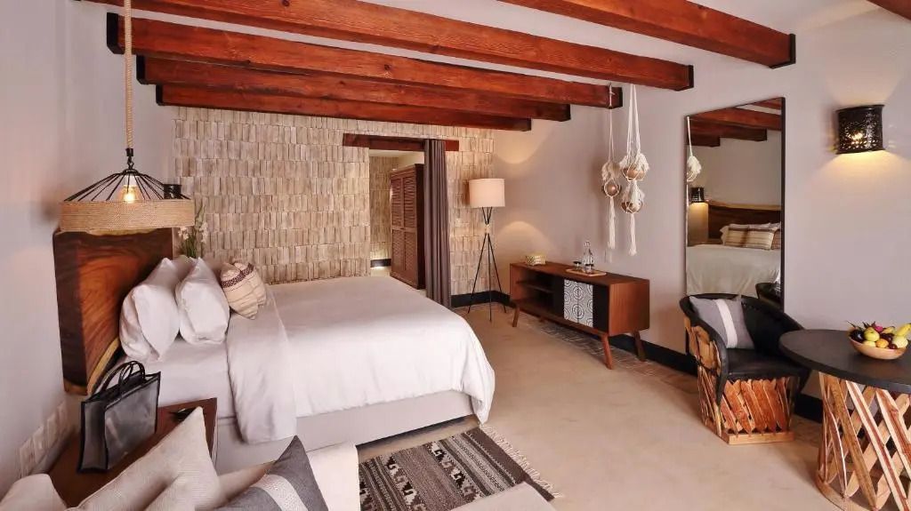 Gemütliches Premium Doppelzimmer mit sichtbaren Holzbalken und stilvollen Möbeln