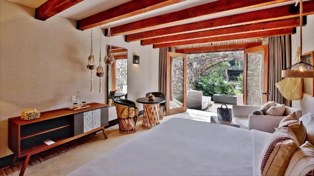 Helles Zimmer mit Zugang zur Terrasse und modernem Interieur