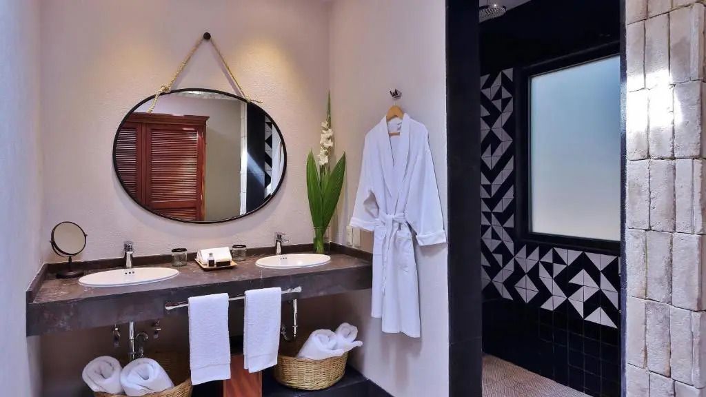 Stilvolles Badezimmer mit Doppelwaschbecken und eleganten Details