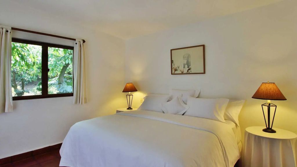 Helles Schlafzimmer mit Doppelbett und dezenter Dekoration