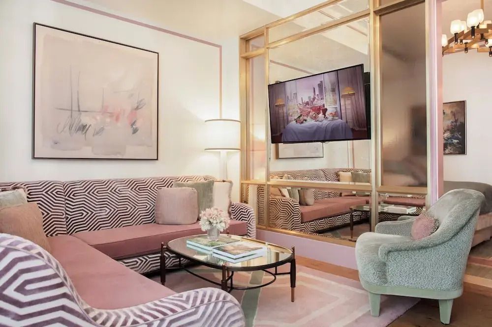 Schicke Hotelsuite mit modernen Möbeln und stilvollen Kunstwerken