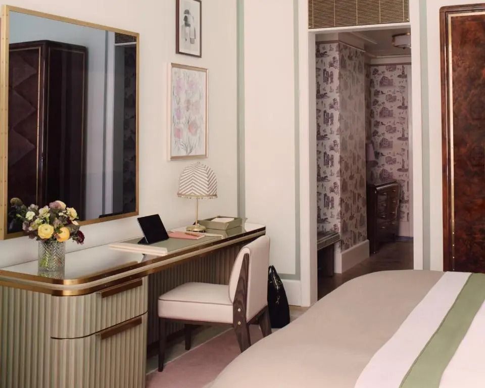 Elegantes Hotelzimmer mit Schreibtisch und komfortablem Sessel