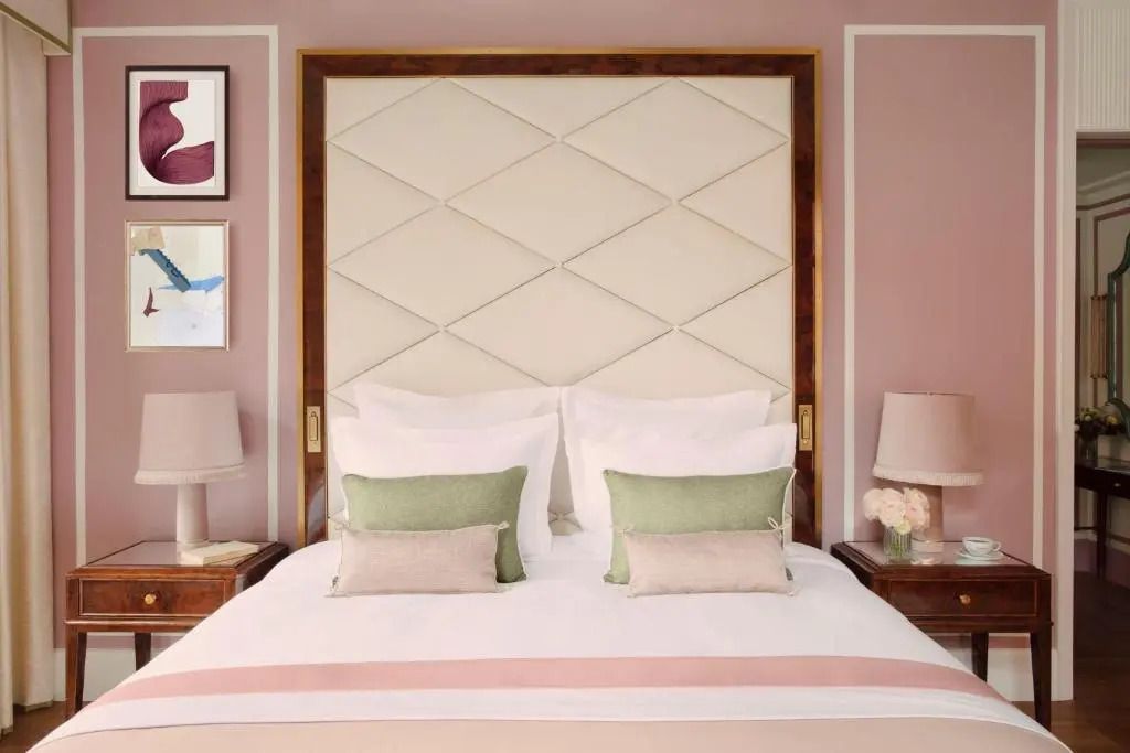 Luxusbett mit plüschigen Kissen und weicher Bettwäsche