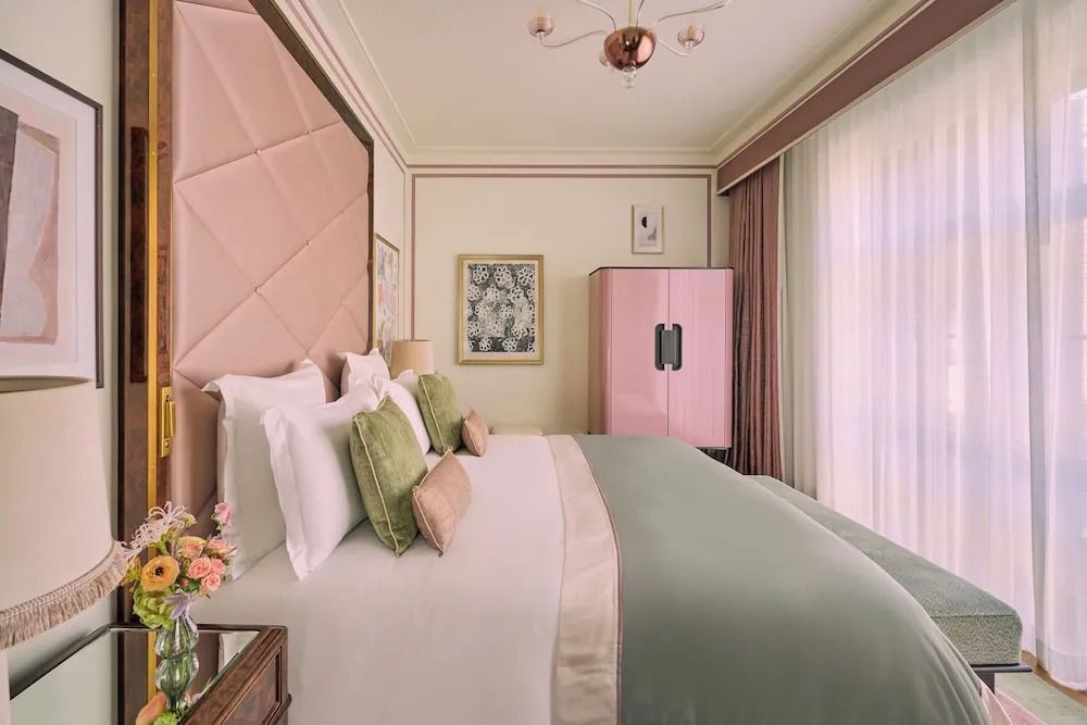 Großzügiges Zimmer mit gemütlichem Bett und Designermöbeln
