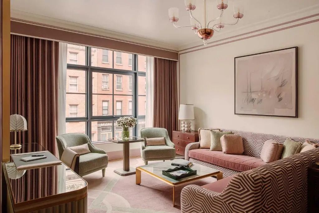 Luxuriöses Wohnzimmer in der Suite mit eleganten Möbeln und großen Fenstern.