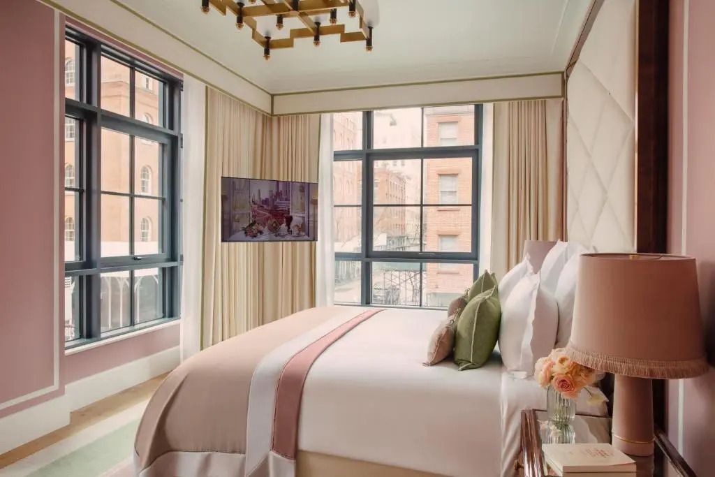 Helles Schlafzimmer mit großem Bett und stilvoller Einrichtung.