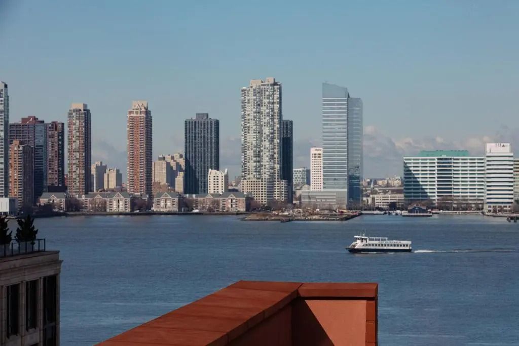 Atemberaubender Blick auf die Skyline von New York vom Hotel aus.