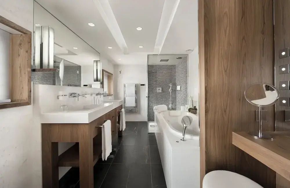 Moderne Badezimmerausstattung mit freistehender Badewanne und Doppelwaschbecken