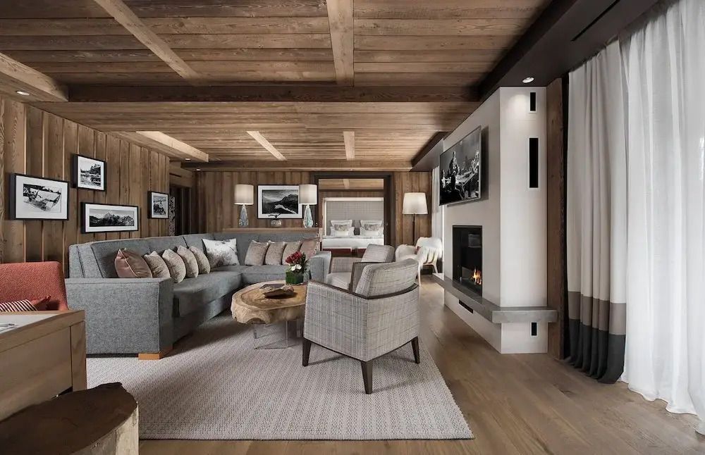 Eleganter Wohnbereich der Deluxe Suite mit Kamin und gemütlichen Sitzgelegenheiten
