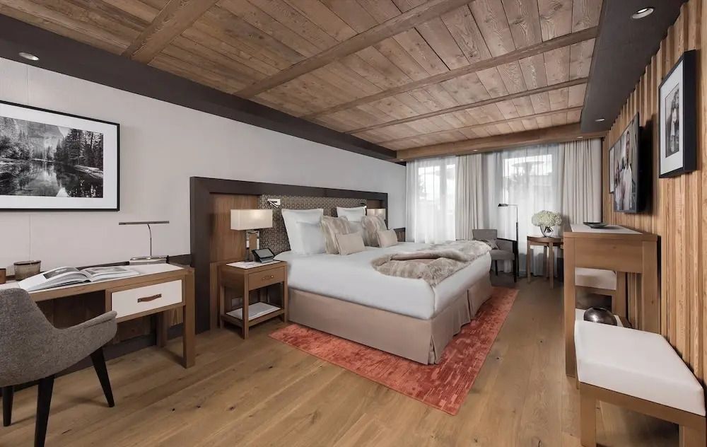 Schlafzimmer in der Deluxe Suite mit großem Bett und natürlichem Lichteinfall
