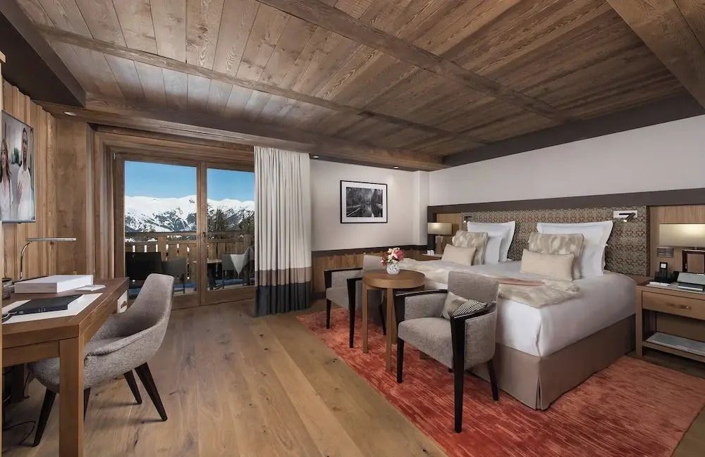 Deluxe Zimmer mit Holzfußboden, Balkon und Bergblick.