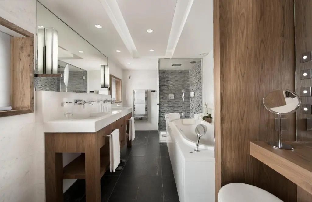 Luxuriöses Badezimmer mit moderner Einrichtung und freistehender Badewanne in einer Suite